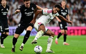 Jude Bellingham protege un balón ante Luken Beitia en la victoria por 4-1 del Real Madrid ante la Real Sociedad.