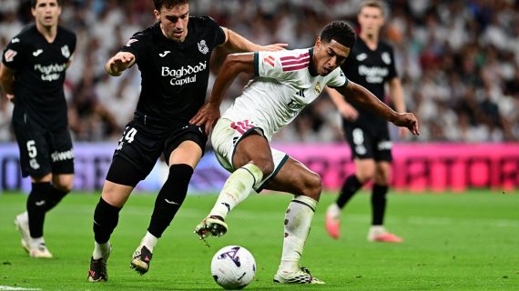 Jude Bellingham protege un balón ante Luken Beitia en la victoria por 4-1 del Real Madrid ante la Real Sociedad.