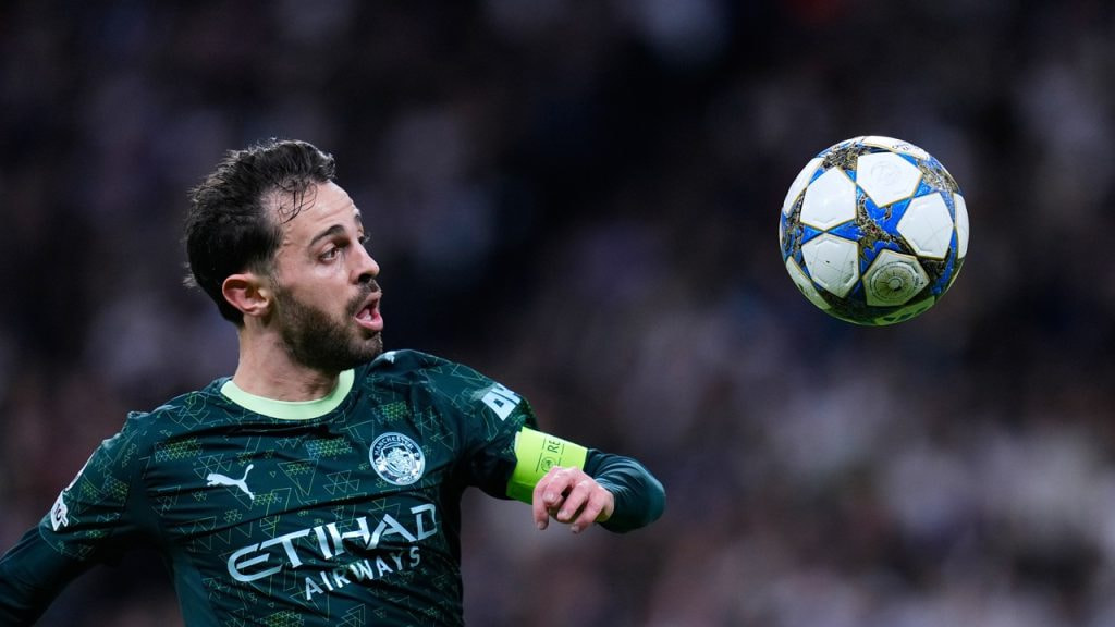 Bernardo Silva intenta controlar un balón durante un partido entre el Real Madrid y el Manchester City en diciembre de 2025.