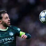 Bernardo Silva intenta controlar un balón durante un partido entre el Real Madrid y el Manchester City en diciembre de 2025.