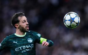 Bernardo Silva intenta controlar un balón durante un partido entre el Real Madrid y el Manchester City en diciembre de 2025.