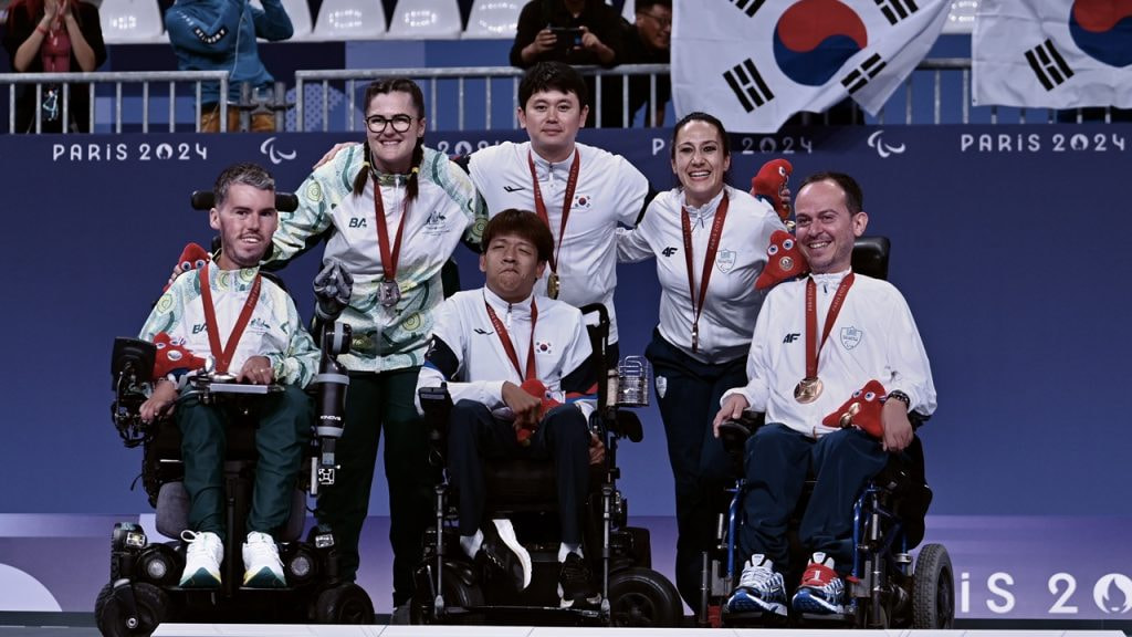Integrantes de los equipos de boccia de Corea del Sur, Australia y Grecia durante los Juegos Paralímpicos de 2024.