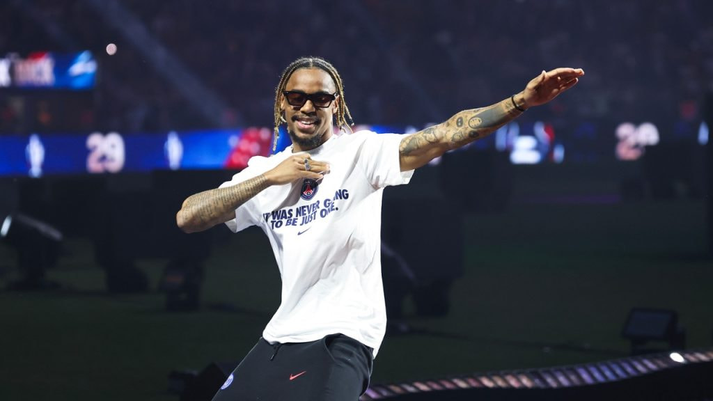Bradley Barcola celebra el título de la Champions League 2026 en el Parque de Los Princípes, el estadio del PSG.