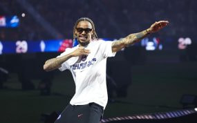 Bradley Barcola celebra el título de la Champions League 2026 en el Parque de Los Princípes, el estadio del PSG.