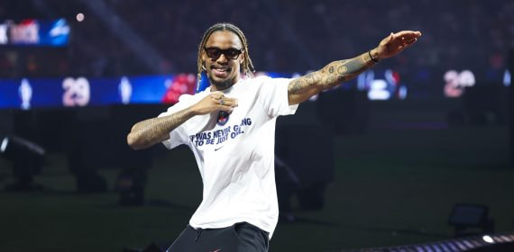 Bradley Barcola celebra el título de la Champions League 2026 en el Parque de Los Princípes, el estadio del PSG.