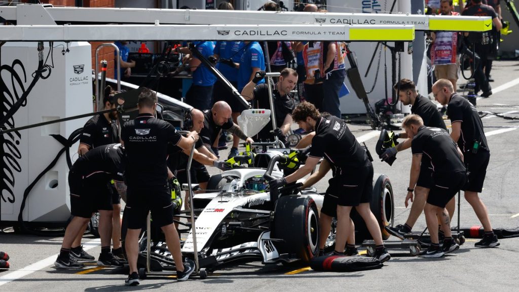 Sergio Pérez entra en el pit lane con el Cadillac durante los libres del Gran Premio de Bélgica