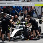 Sergio Pérez entra en el pit lane con el Cadillac durante los libres del Gran Premio de Bélgica