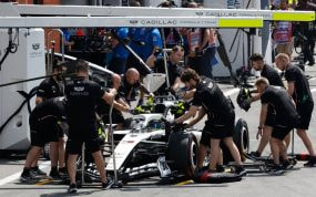 Sergio Pérez entra en el pit lane con el Cadillac durante los libres del Gran Premio de Bélgica