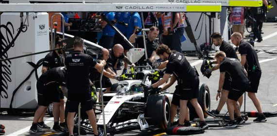 Sergio Pérez entra en el pit lane con el Cadillac durante los libres del Gran Premio de Bélgica
