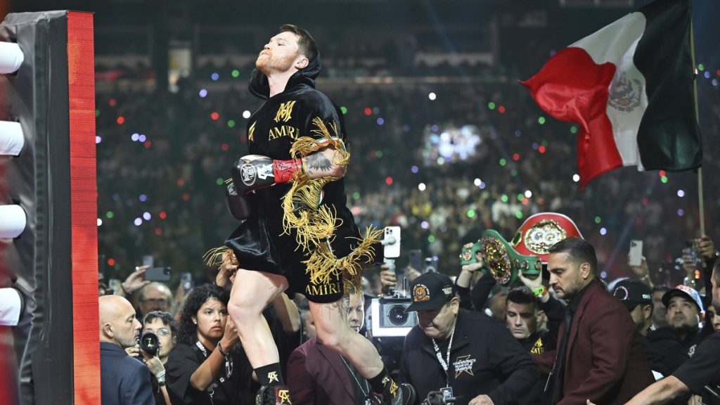 Canelo Álvarez camina hacia el ring rodeado de focos antes de un combate en Las Vegas
