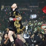 Canelo Álvarez camina hacia el ring rodeado de focos antes de un combate en Las Vegas