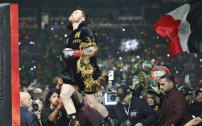 Canelo Álvarez camina hacia el ring rodeado de focos antes de un combate en Las Vegas