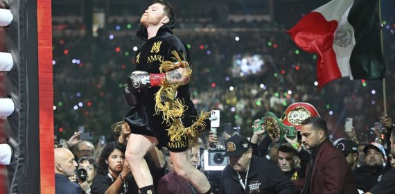 Canelo Álvarez camina hacia el ring rodeado de focos antes de un combate en Las Vegas