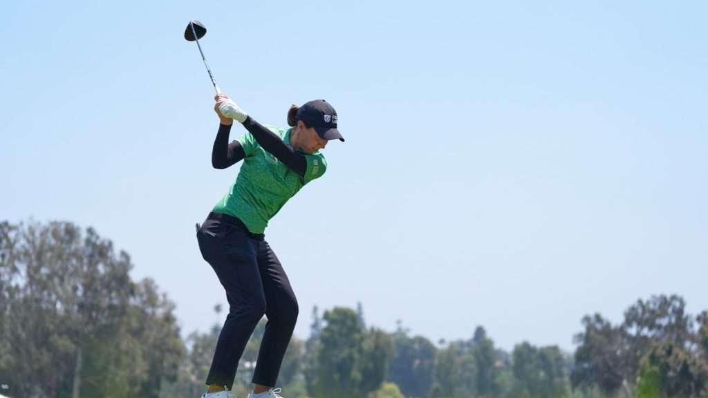 Carlota Ciganda golpea la bola en el hoyo 3 durante la primera ronda del U.S. Women's Open
