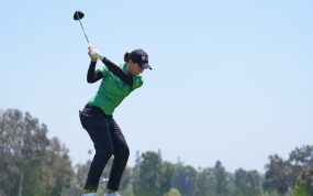 Carlota Ciganda golpea la bola en el hoyo 3 durante la primera ronda del U.S. Women's Open