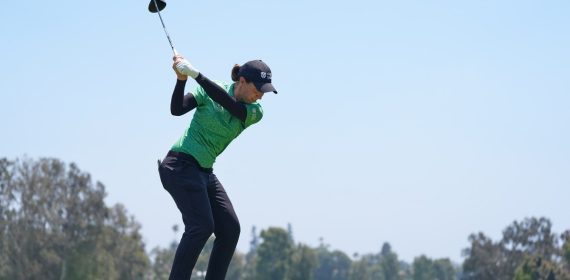 Carlota Ciganda golpea la bola en el hoyo 3 durante la primera ronda del U.S. Women's Open