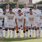 El once titular de la AD Ceuta luce unas camisetas con el lema 'Ceuta no se vende, Ceuta se defiende' justo antes del partido del equipo ante la UD Las Palmas.