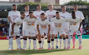 El once titular de la AD Ceuta luce unas camisetas con el lema 'Ceuta no se vende, Ceuta se defiende' justo antes del partido del equipo ante la UD Las Palmas.