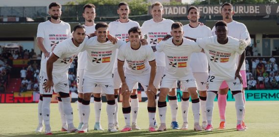 El once titular de la AD Ceuta luce unas camisetas con el lema 'Ceuta no se vende, Ceuta se defiende' justo antes del partido del equipo ante la UD Las Palmas.