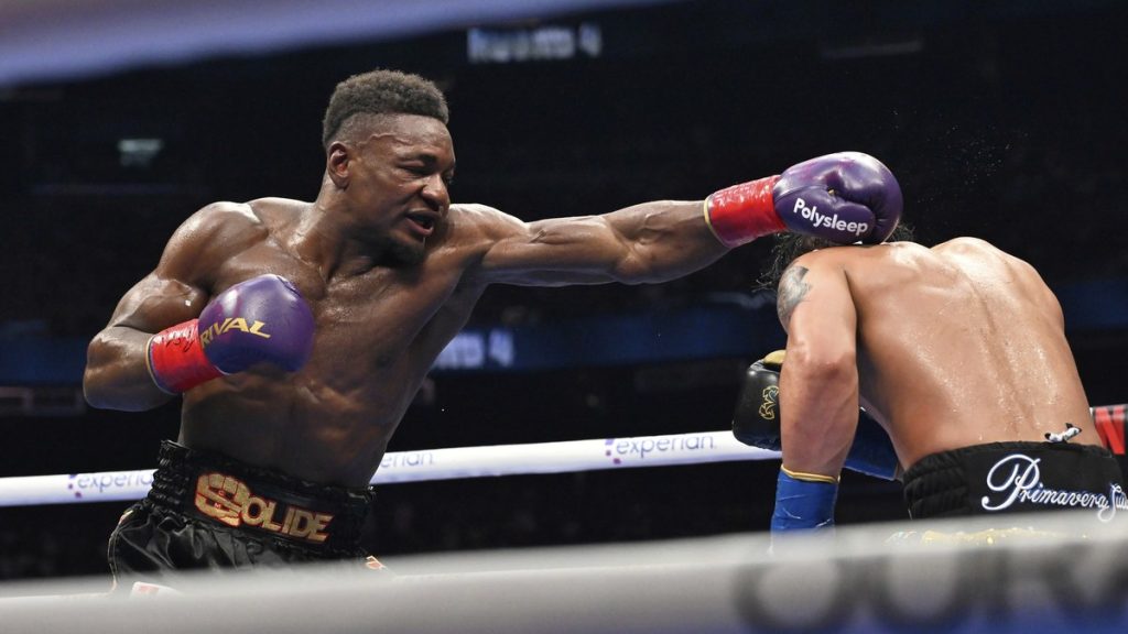 Christian Mbilli lanza un golpe de derecha a Lester Martínez durante su combate en Las Vegas