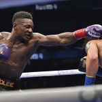 Christian Mbilli lanza un golpe de derecha a Lester Martínez durante su combate en Las Vegas
