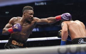 Christian Mbilli lanza un golpe de derecha a Lester Martínez durante su combate en Las Vegas