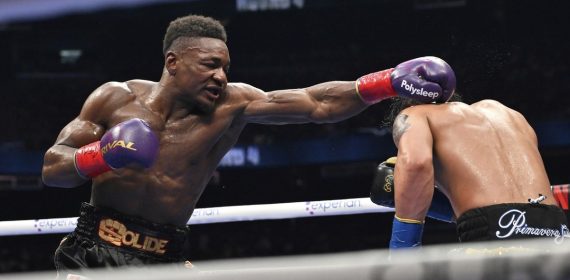 Christian Mbilli lanza un golpe de derecha a Lester Martínez durante su combate en Las Vegas