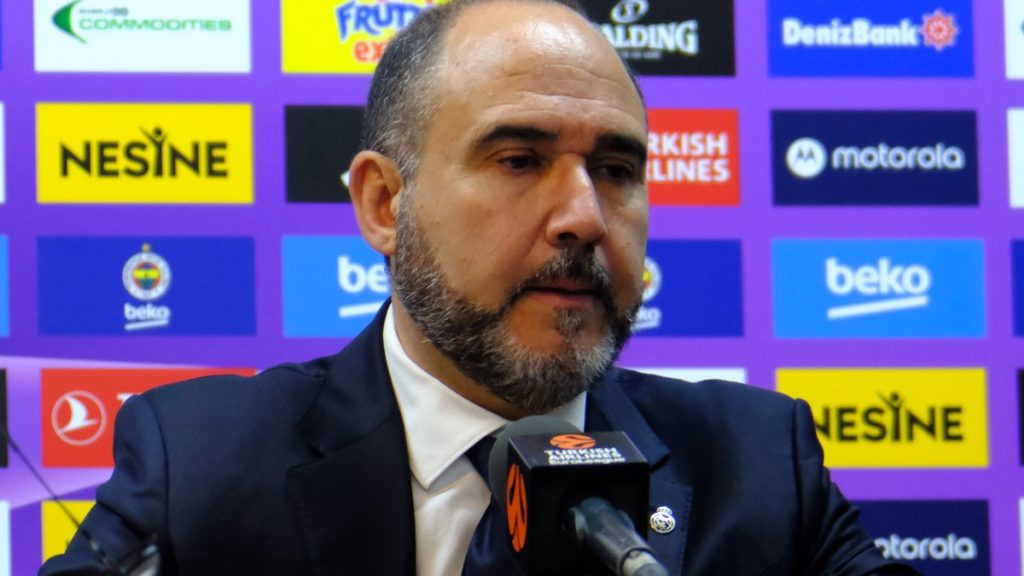 Chus Mateo atiende a los medios sentado en una sala de prensa de baloncesto
