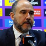 Chus Mateo atiende a los medios sentado en una sala de prensa de baloncesto