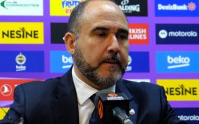 Chus Mateo atiende a los medios sentado en una sala de prensa de baloncesto