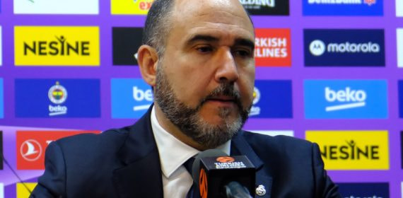 Chus Mateo atiende a los medios sentado en una sala de prensa de baloncesto