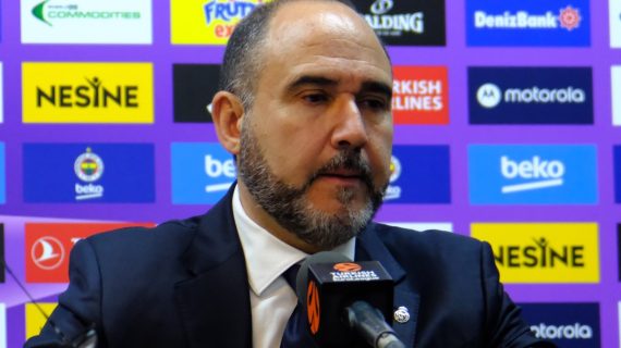 Chus Mateo atiende a los medios sentado en una sala de prensa de baloncesto