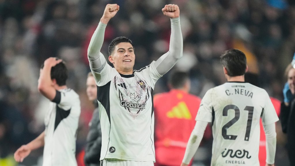 Lorenzo Aguado, del Albacete Balompié, celebra la victoria conseguida en Copa del Rey ante el Real Madrid en el Carlos Belmonte en enero de 2026.