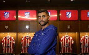 Cristian 'Cuti' Romero posa con los brazos cruzados en el vestuario del Atlético de Madrid, ante las camisetas colgadas