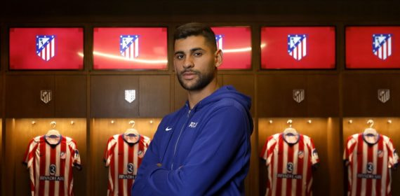 Cristian 'Cuti' Romero posa con los brazos cruzados en el vestuario del Atlético de Madrid, ante las camisetas colgadas