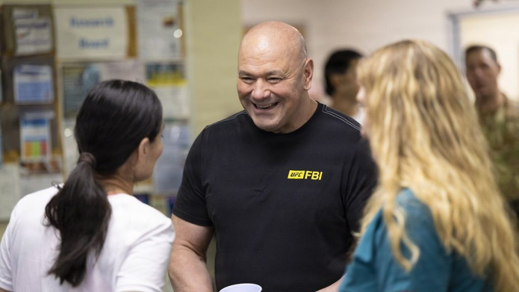 Dana White conversa y sonríe durante una visita de la UFC a un hospital militar