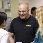 Dana White conversa y sonríe durante una visita de la UFC a un hospital militar