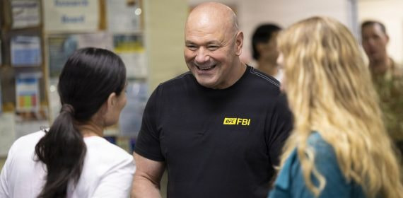 Dana White conversa y sonríe durante una visita de la UFC a un hospital militar