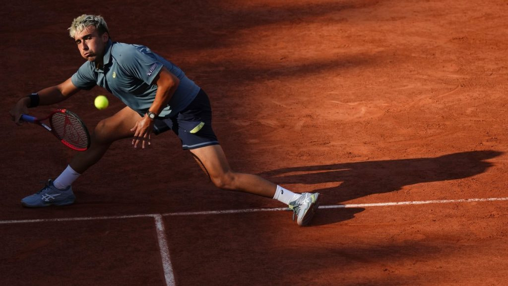Dani Mérida estira el brazo para devolver de derecha sobre la tierra batida de Roland Garros
