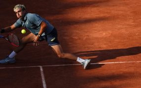 Dani Mérida estira el brazo para devolver de derecha sobre la tierra batida de Roland Garros