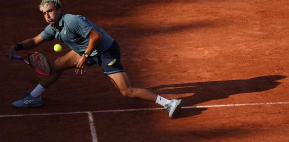 Dani Mérida estira el brazo para devolver de derecha sobre la tierra batida de Roland Garros