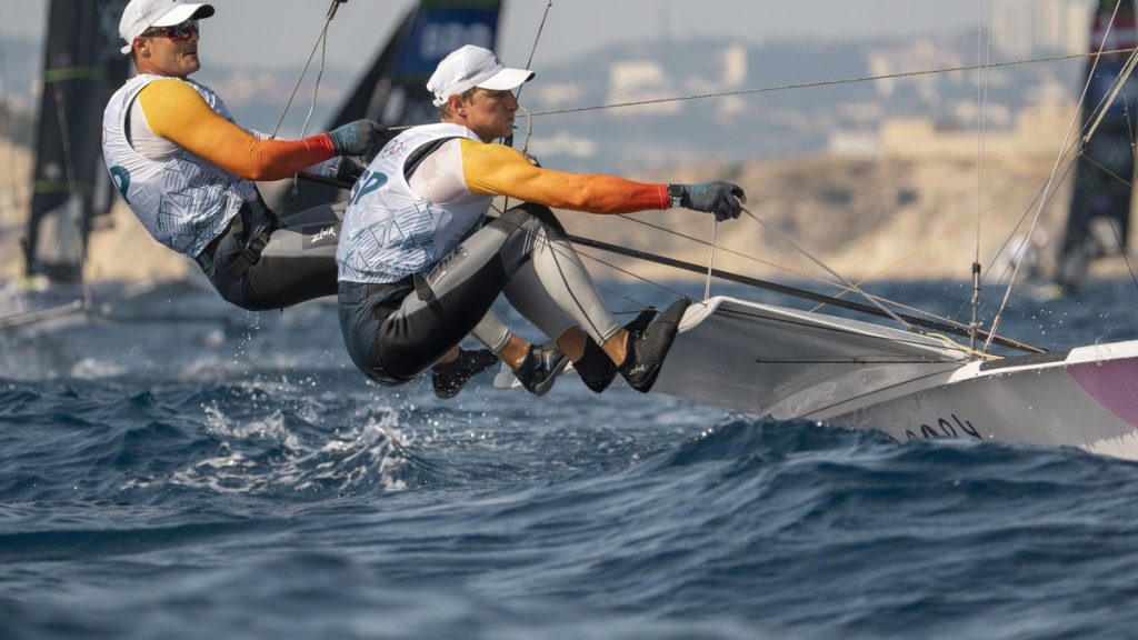 Diego Botín y Florian Trittel, colgados del trapecio de su 49er durante la regata de skiff masculino en Marsella