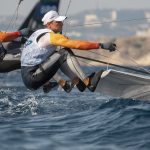 Diego Botín y Florian Trittel, colgados del trapecio de su 49er durante la regata de skiff masculino en Marsella