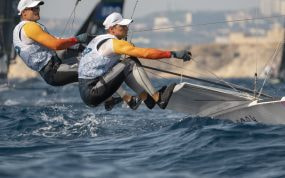 Diego Botín y Florian Trittel, colgados del trapecio de su 49er durante la regata de skiff masculino en Marsella