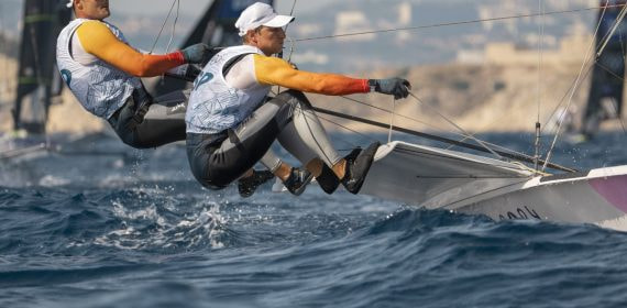 Diego Botín y Florian Trittel, colgados del trapecio de su 49er durante la regata de skiff masculino en Marsella