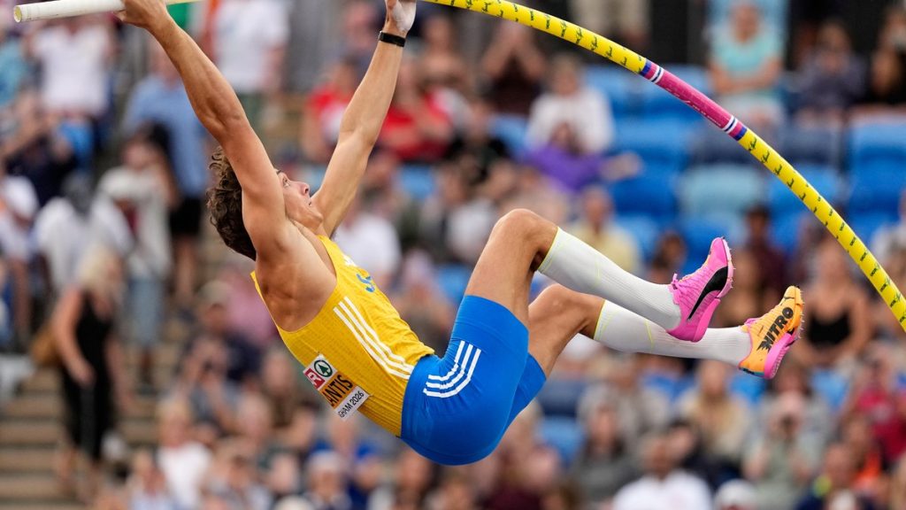 Armand Duplantis se impulsa sobre la pértiga en la final del Europeo de Birmingham