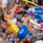 Armand Duplantis se impulsa sobre la pértiga en la final del Europeo de Birmingham