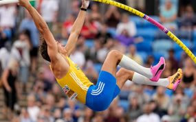 Armand Duplantis se impulsa sobre la pértiga en la final del Europeo de Birmingham