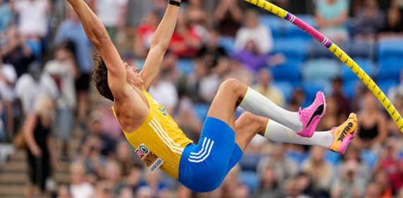 Armand Duplantis se impulsa sobre la pértiga en la final del Europeo de Birmingham