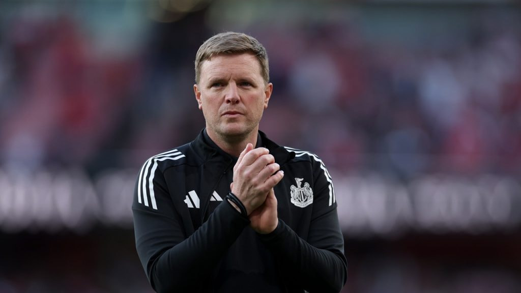 Eddie Howe saluda a los aficionados del Newcastle durante un partido de Premier League en el campo del Arsenal en abril de 2025.